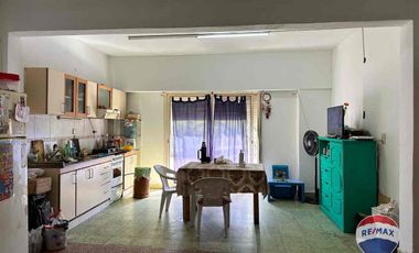 VENTA CASA EN SPEGAZZINI CON 3 LOCALES COMERCIALES