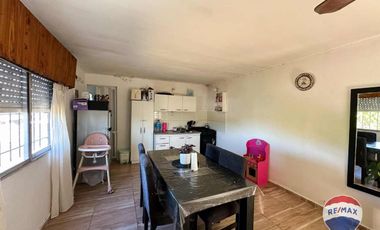 VENTA CASA EN SPEGAZZINI CON 3 LOCALES COMERCIALES