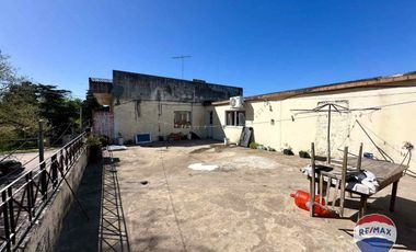 VENTA CASA EN SPEGAZZINI CON 3 LOCALES COMERCIALES