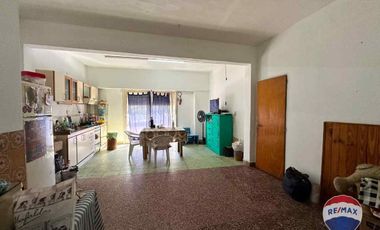 VENTA CASA EN SPEGAZZINI CON 3 LOCALES COMERCIALES