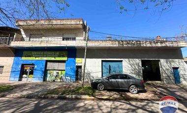 VENTA CASA EN SPEGAZZINI CON 3 LOCALES COMERCIALES
