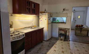 VENTA CASA CON PILETA LOMAS DE ZAMORA LOTE 484 MTS