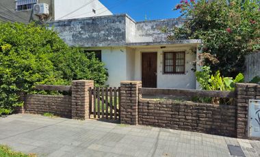 VENTA CASA CON PILETA LOMAS DE ZAMORA LOTE 484 MTS