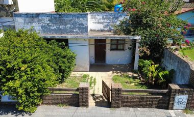 VENTA CASA CON PILETA LOMAS DE ZAMORA LOTE 484 MTS