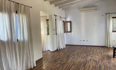 CASA EN VENTA CITY BELL 2 DORMITORIOS PILETA
