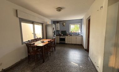 CASA EN VENTA EN BRAGADO CON PATIO Y GARAJE