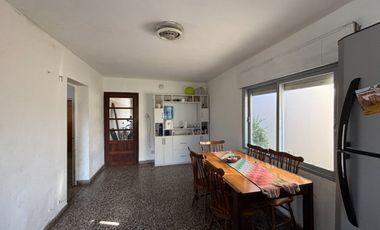 CASA EN VENTA EN BRAGADO CON PATIO Y GARAJE