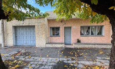 CASA EN VENTA EN BRAGADO CON PATIO Y GARAJE