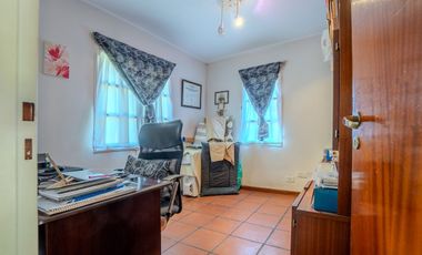 CASA VENTA GONNET 3 DORMITORIOS PARQUE APTO BANCO