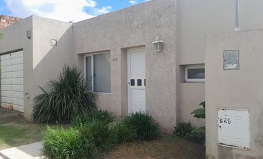 CASA EN VENTA CON PILETA VILLA MARÍA-APTA CREDITO