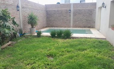 CASA EN VENTA CON PILETA VILLA MARÍA-APTA CREDITO