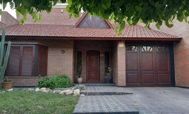 EN VENTA CASA 4 DOR. B°PALERMO COSTANERA C/PILETA