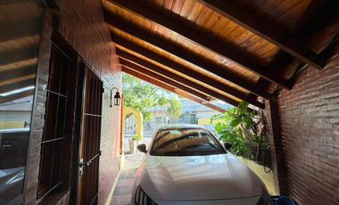 Chalet de 2 ambientes en alquiler con jardín y pileta en Castelar