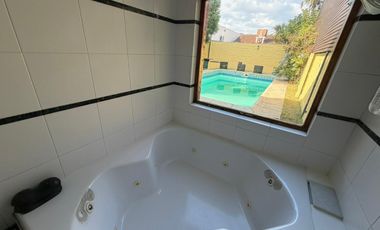 Chalet de 2 ambientes en alquiler con jardín y pileta en Castelar