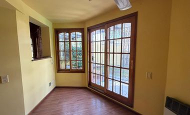 Chalet de 2 ambientes en alquiler con jardín y pileta en Castelar