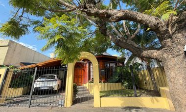 Chalet de 2 ambientes en alquiler con jardín y pileta en Castelar