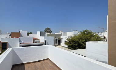 CASA EN VENTA 2 PLANTAS, 3 RECÁMARAS, 2 BAÑOS, COCHERA PARA 1 AUTO