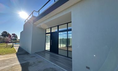 Venta Casa 5 amb a estrenar c/lote en altura, pileta, terraza - Bo. Villalobos - Hudson