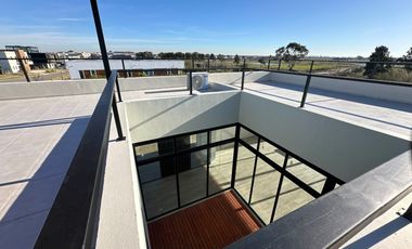 Venta Casa 5 amb a estrenar c/lote en altura, pileta, terraza - Bo. Villalobos - Hudson