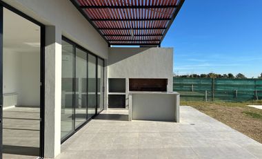 Venta Casa 5 amb a estrenar c/lote en altura, pileta, terraza - Bo. Villalobos - Hudson