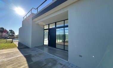 Venta Casa 5 amb a estrenar c/lote en altura, pileta, terraza - Bo. Villalobos - Hudson