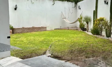 CASA RENTA SENDEROS CON ALBERCA