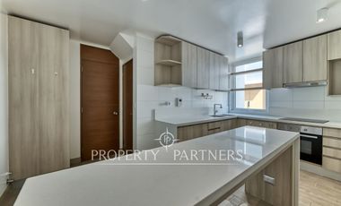 Arriendo de remodelado y excelente Townhouse en Las Pircas, Peñalolén