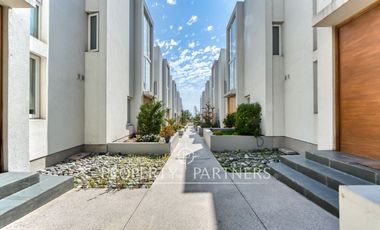 Arriendo de remodelado y excelente Townhouse en Las Pircas, Peñalolén