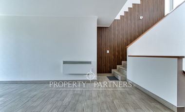 Arriendo de remodelado y excelente Townhouse en Las Pircas, Peñalolén