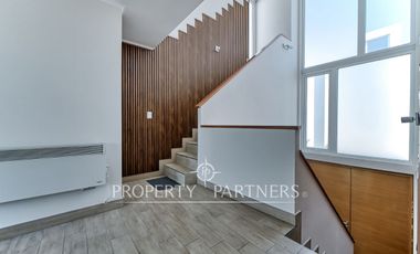 Arriendo de remodelado y excelente Townhouse en Las Pircas, Peñalolén