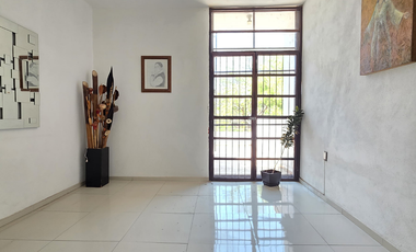 RESIDENCIA EN VENTA, 2 PLANTAS, 4 RECÁMARAS, 2 BAÑOS, COCHERA PARA 3 AUTOS