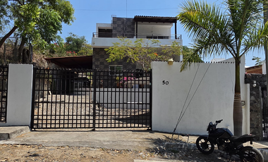 RESIDENCIA EN VENTA, 2 PLANTAS, 4 RECÁMARAS, 2 BAÑOS, COCHERA PARA 3 AUTOS
