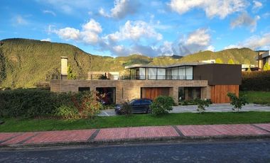 ARRIENDO ESPECTACULAR CASA AMOBLADA EN CONJUNTO CERRADO, LA CALERA
