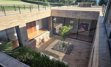 ARRIENDO ESPECTACULAR CASA AMOBLADA EN CONJUNTO CERRADO, LA CALERA