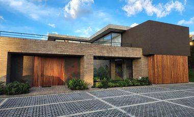 ARRIENDO ESPECTACULAR CASA AMOBLADA EN CONJUNTO CERRADO, LA CALERA