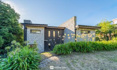 Venta - Casa - Sierra De Los Padres - Moderna - Piscina