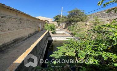 VENTA DE LOTE INDUSTRIAL CON CONSTRUCCIONES EN BARRANQUILLA
