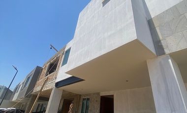 Ultima casa en preventa coto Roble Residencial  a un costado de Bugambilias