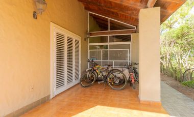 VENTA EN LA TATENGUITA-4 DORM-PISCINA-QUINCHO