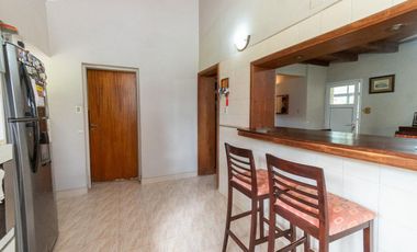 VENTA EN LA TATENGUITA-4 DORM-PISCINA-QUINCHO