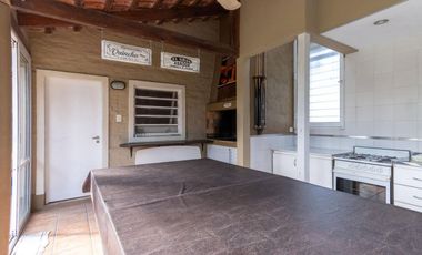 VENTA EN LA TATENGUITA-4 DORM-PISCINA-QUINCHO