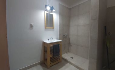 ALQUILER CASA MONOAMBIENTE CON PATIO Y COCHERA