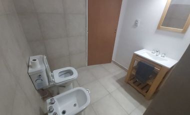 ALQUILER CASA MONOAMBIENTE CON PATIO Y COCHERA