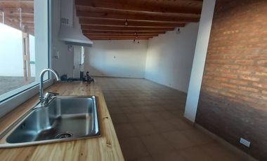 ALQUILER CASA MONOAMBIENTE CON PATIO Y COCHERA
