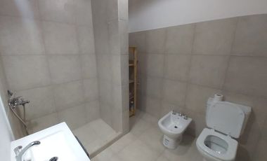 ALQUILER CASA MONOAMBIENTE CON PATIO Y COCHERA
