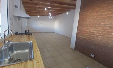 ALQUILER CASA MONOAMBIENTE CON PATIO Y COCHERA