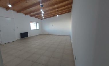 ALQUILER CASA MONOAMBIENTE CON PATIO Y COCHERA