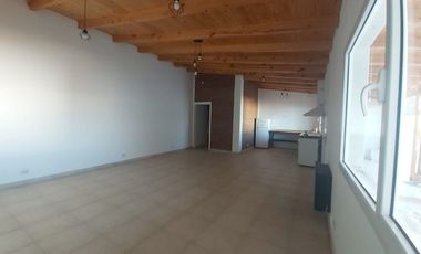 ALQUILER CASA MONOAMBIENTE CON PATIO Y COCHERA