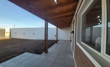 ALQUILER CASA MONOAMBIENTE CON PATIO Y COCHERA