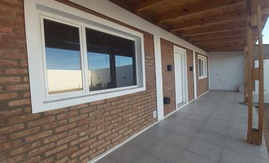ALQUILER CASA MONOAMBIENTE CON PATIO Y COCHERA